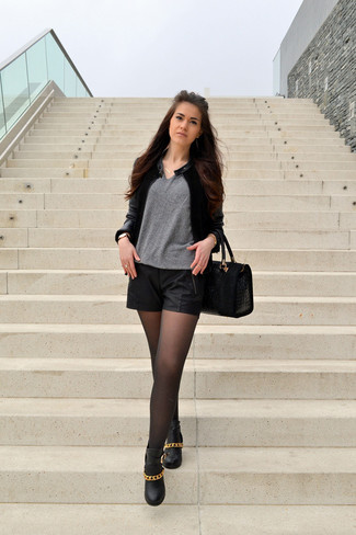 Какие бомберы носить с черными шортами женщине