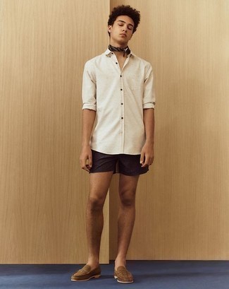 Как носить черные шорты с коричневыми замшевыми лоферами мужчине