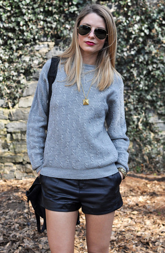 Какие вязаные свитера носить с черными шортами женщине