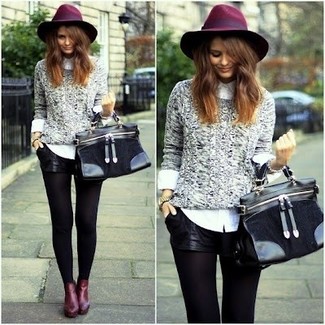 Какие вязаные свитера носить с черными шортами женщине