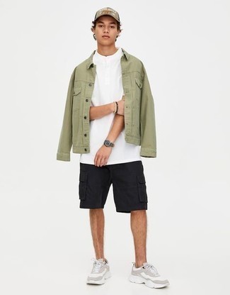 Какие джинсовые куртки носить с черными шортами мужчине