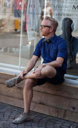 Как носить черные шорты с серыми замшевыми ботинками дезертами