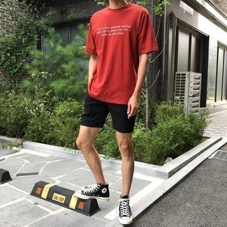 Какие высокие кеды носить с черными шортами мужчине