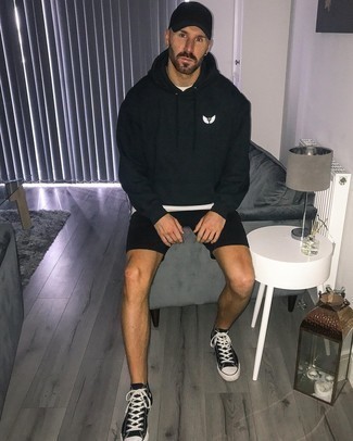Какие высокие кеды носить с черными шортами мужчине