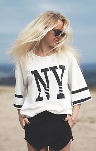 С чем носить черные шорты женщине в стиле кэжуал