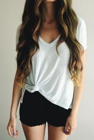 С чем носить черные шорты женщине в жару