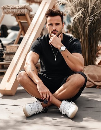 Какие низкие кеды носить с черными шортами мужчине