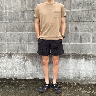 Какие сандалии носить с черными шортами мужчине