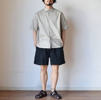 Какие сандалии носить с черными шортами мужчине