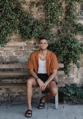 Какие сандалии носить с черными шортами мужчине