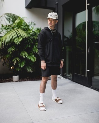 Какие сандалии носить с черными шортами мужчине