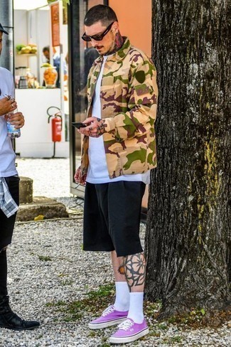 Какие куртки-рубашки носить с черными шортами мужчине