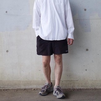 Как носить черные шорты с серебряными кроссовками мужчине