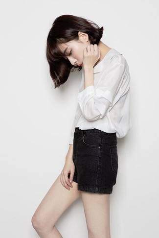 Как носить черные шорты с белой блузкой с длинным рукавом