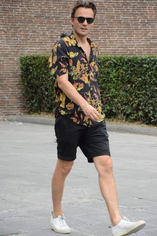 Как носить черные шорты с белыми низкими кедами мужчине