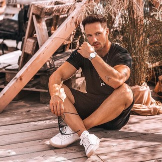 Как носить черные шорты с белыми низкими кедами мужчине