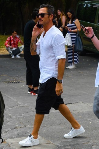 Как носить черные шорты с белыми низкими кедами мужчине