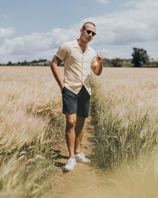 Как носить черные шорты с белыми низкими кедами мужчине