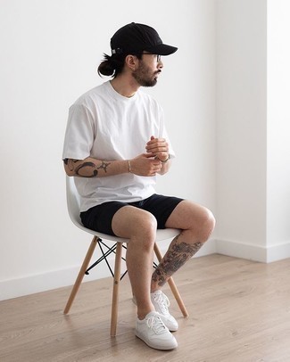 Как носить черные шорты с белыми низкими кедами мужчине