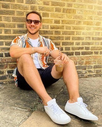 Как носить черные шорты с белыми низкими кедами мужчине