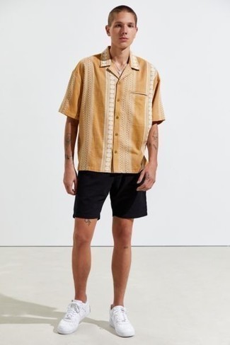 Как носить черные шорты с белыми низкими кедами мужчине