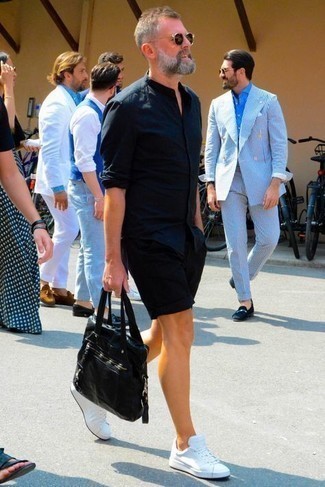 Как носить черные шорты с белыми низкими кедами мужчине