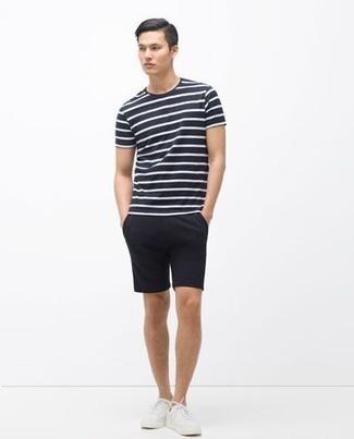 Как носить черные шорты с белыми низкими кедами мужчине