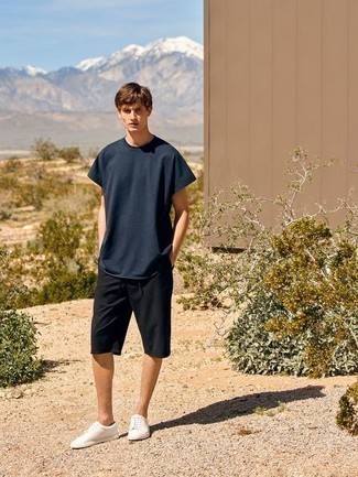 Как носить черные шорты с белыми низкими кедами мужчине