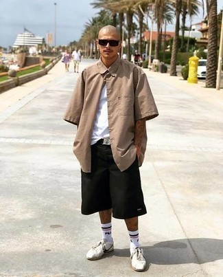 Как носить черные шорты с белыми низкими кедами мужчине