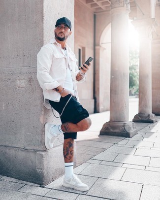 Как носить черные шорты с белой майкой мужчине