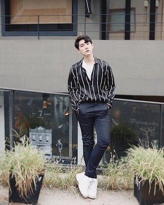 С чем носить черную шелковую рубашку с длинным рукавом мужчине