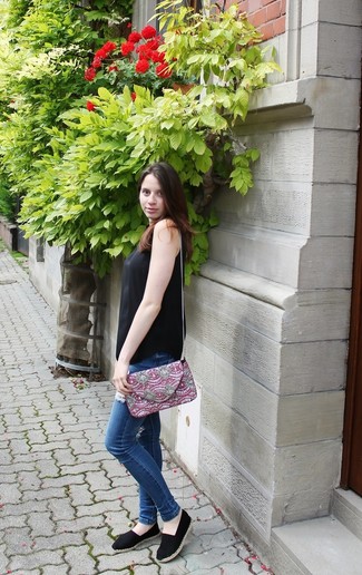 С чем носить черную шелковую майку женщине