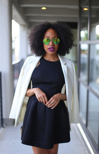 С чем носить черное платье с плиссированной юбкой