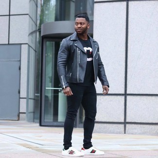 Какие косухи носить с черными зауженными джинсами мужчине