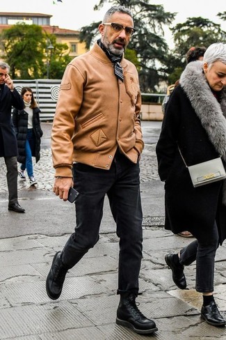 Какие бомберы носить с черными зауженными джинсами мужчине