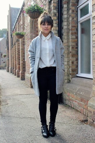 Как носить черные джинсы скинни с серым пальто