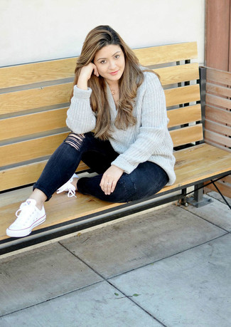 Как носить черные джинсы скинни с серым свободным свитером