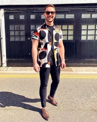 С чем носить черные зауженные джинсы мужчине