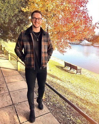 С чем носить черные зауженные джинсы мужчине