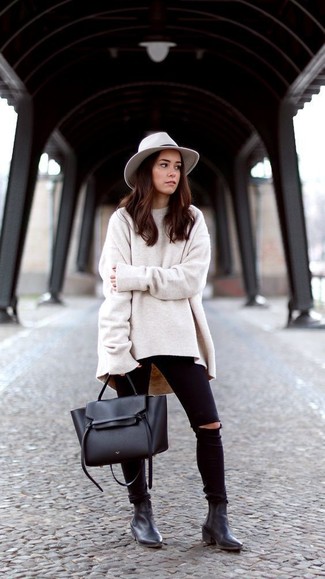 Какие свободные свитера носить с черными джинсами скинни