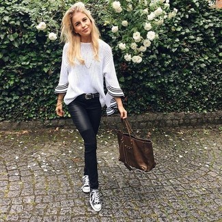 Какие свободные свитера носить с черными джинсами скинни