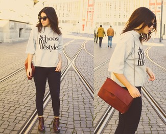 Какие свободные свитера носить с черными джинсами скинни