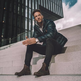 Какие куртки-пуховики носить с черными зауженными джинсами мужчине