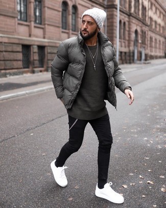 Какие куртки-пуховики носить с черными зауженными джинсами мужчине