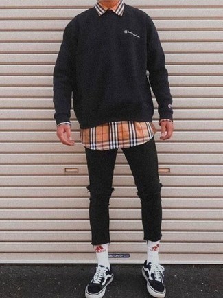 Какие свитшоты носить с черными зауженными джинсами мужчине