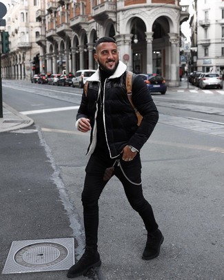 Какие водолазки носить с черными зауженными джинсами мужчине