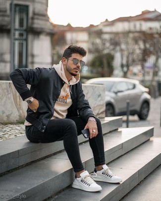 Какие университетские куртки носить с черными зауженными джинсами мужчине