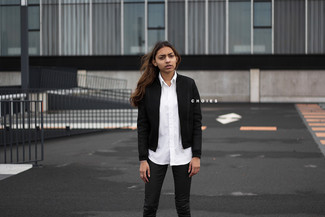 Какие бомберы носить с черными узкими брюками