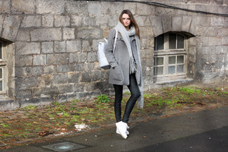 Как носить черные узкие брюки с серым пальто