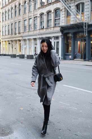 Как носить черные узкие брюки с серым пальто